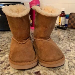 Toddler girl Ugg’s